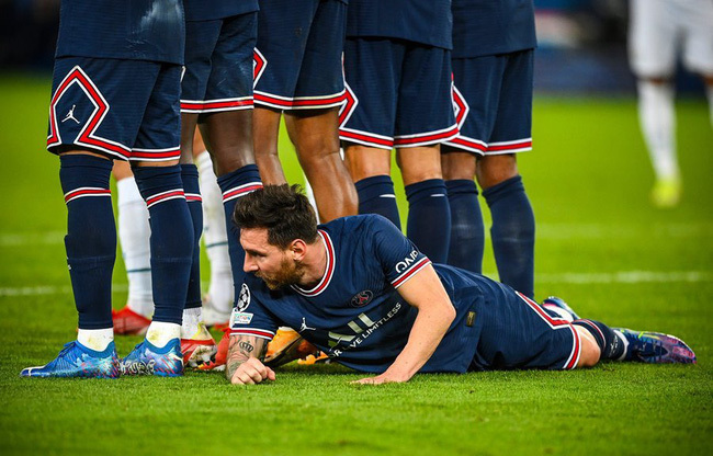 Khi Messi nằm rào